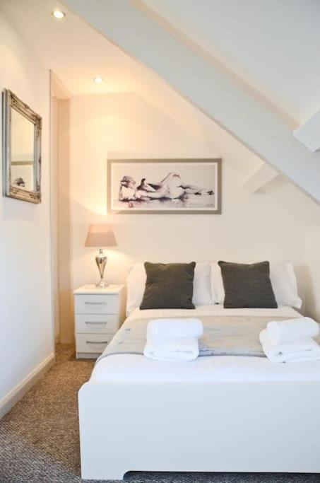Modern Attic Studio Apartment With Harbour Views 펜젠스 외부 사진