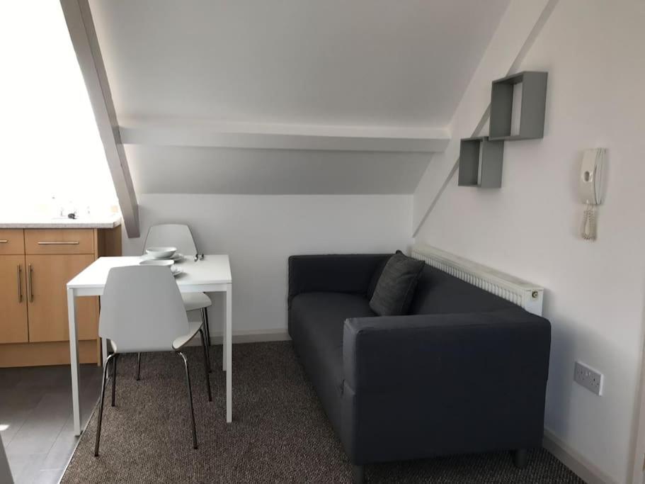 Modern Attic Studio Apartment With Harbour Views 펜젠스 외부 사진