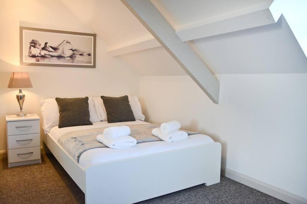 Modern Attic Studio Apartment With Harbour Views 펜젠스 외부 사진